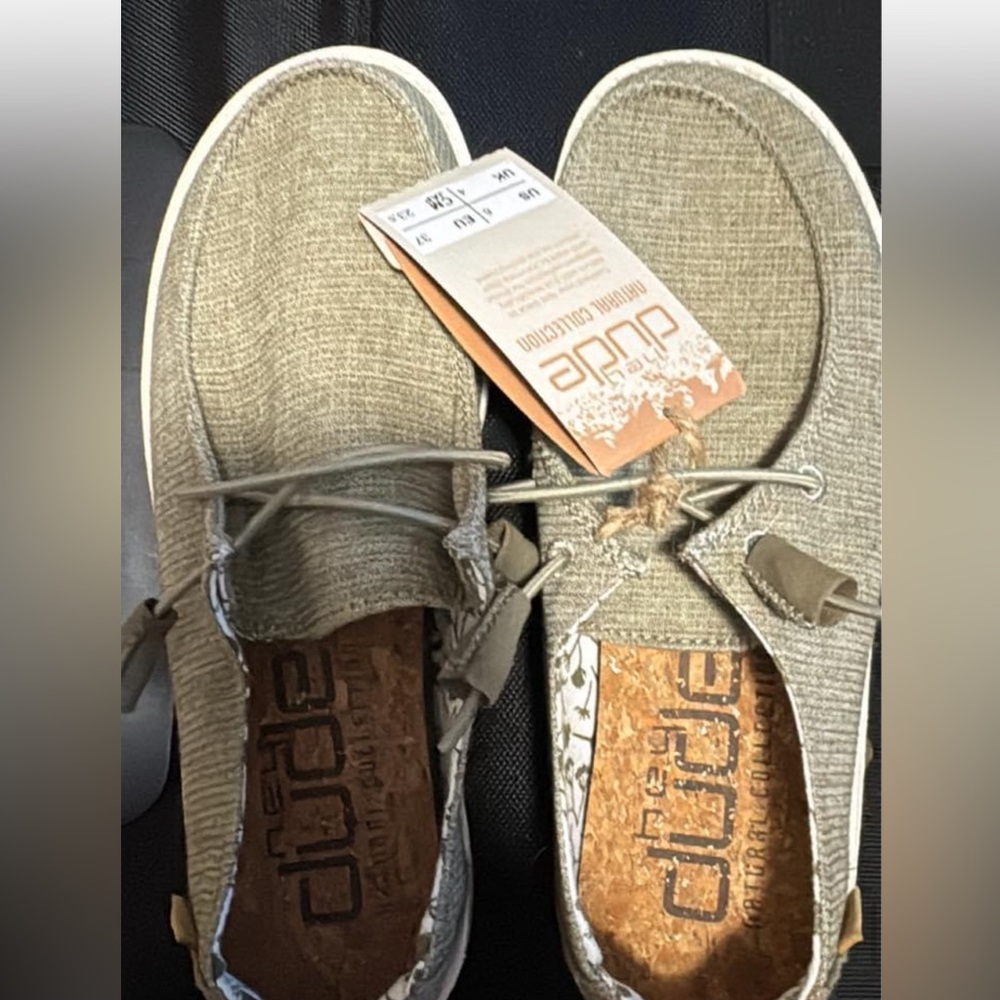 Size 6 HeyDudes woman’s